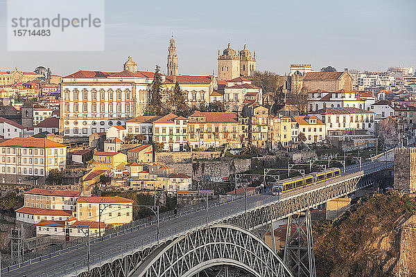 Portugal  Bezirk Porto  Porto  Dom Luis I Brücke und umliegende Stadtgebäude im Morgengrauen