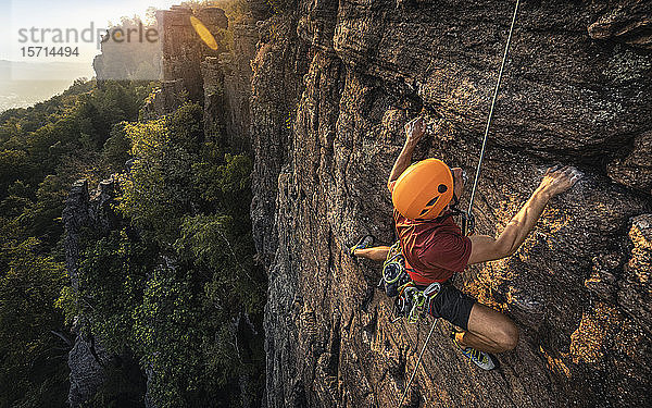 Mann besteigt Battert-Felsen bei Sonnenuntergang  Baden-Baden  Deutschland