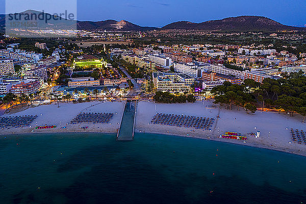 Spanien  Balearen  Mallorca  Region Calvia  Luftaufnahme über Costa de la Calma und Santa Ponca mit Hotels und Stränden bei Sonnenuntergang