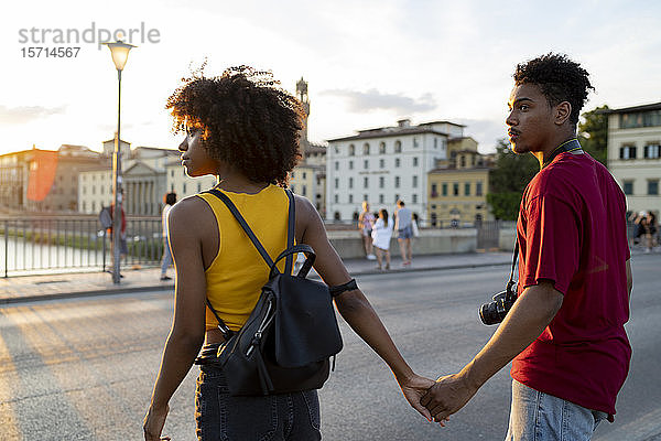 Junges Touristenpaar erkundet die Stadt bei Sonnenuntergang  Florenz  Italien