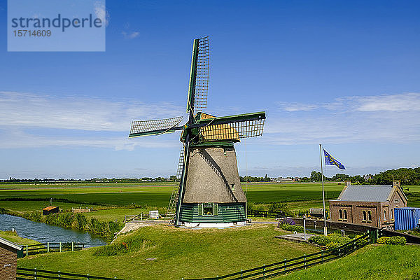Niederlande  Nordholland  Zuiderdijk  Windmühle auf dem Land am Ufer des IJsselmeers