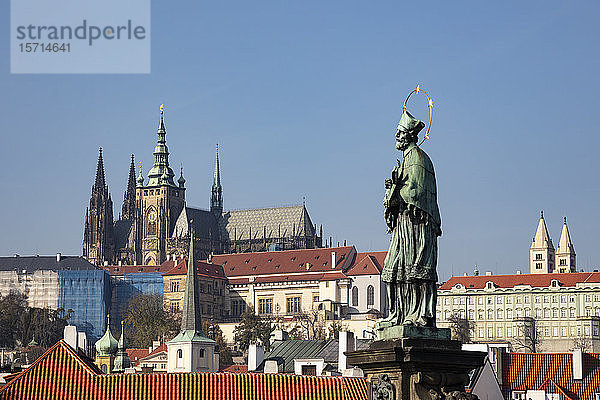 Tschechische Republik  Prag  St.-Veits-Kathedrale und St.-Johannes-Nepomuk-Statue