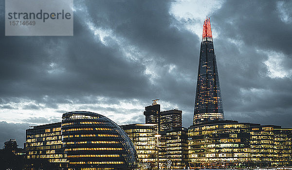 Großbritannien  England  London  Wolken über dem Rathaus  Scherben und umliegende Gebäude in der Abenddämmerung