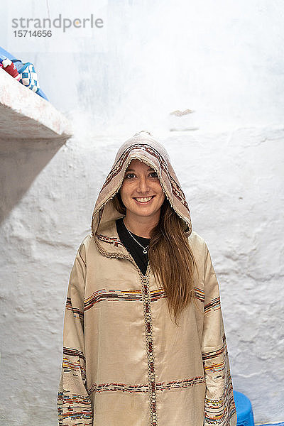 Porträt eines lächelnden jungen Woamn mit Djellaba  Fez  Marokko