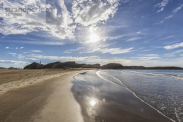 Neuseeland  Region Wellington  Castlepoint  Sonne scheint über Sandstrand am Pazifik