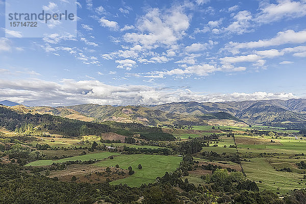 Neuseeland  Tasmanische Region  Szenische Ansicht der Wolken über dem Takaka-Tal