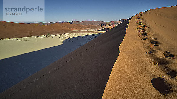 Luftaufnahme der orangefarbenen Sanddünen in der Namib-Wüste  Namibia