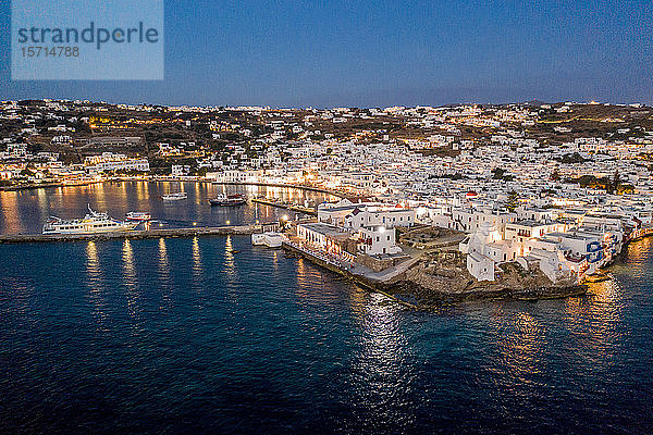 Griechenland  Mykonos  Klein-Venedig Bereich der Stadt Mykonos bei Sonnenuntergang