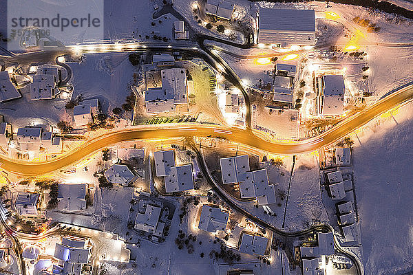 Italien  Provinz Sondrio  Livigno  Luftaufnahme einer beleuchteten Stadt in den italienischen Alpen in der Abenddämmerung