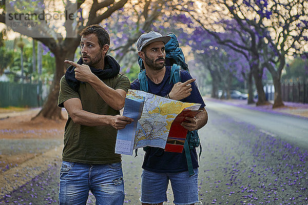 Backpackers with map on a street  Pretoria  Südafrika