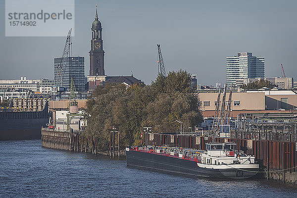 Deutschland  Hamburg  Containerschiff im Hafen vertäut mit Turm der St. Michaels-Kirche im Hintergrund