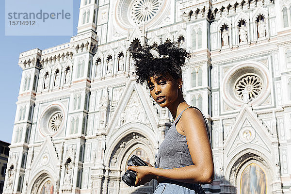 Porträt einer jungen Frau mit Kamera vor der Kathedrale  Florenz  Italien