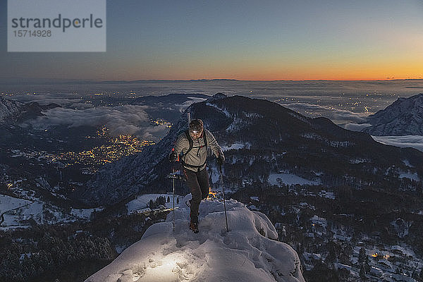 Bergsteiger auf dem Berggipfel in der Dämmerung  Orobie Alps  Lecco  Italien