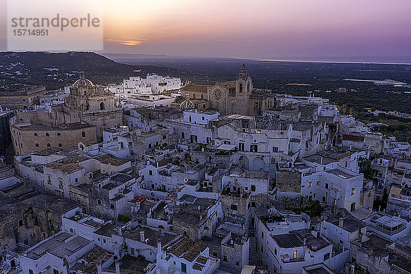 Italien  Provinz Brindisi  Ostuni  Luftaufnahme der Altstadtzitadelle bei Sonnenuntergang