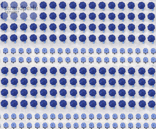 Luftaufnahme von Reihen blauer Strandschirme