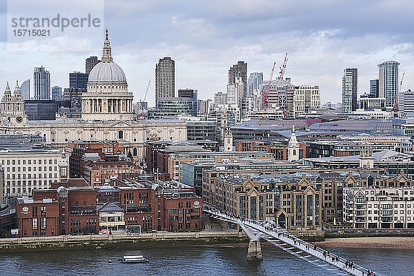 Großbritannien  England  London  Hochwinkelansicht der Millenniumsbrücke mit der Kathedrale Saint Pauls im Hintergrund