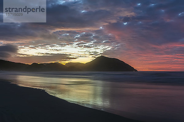 Neuseeland  Südinsel  Tasmanien  Wharariki Beach bei Sonnenuntergang