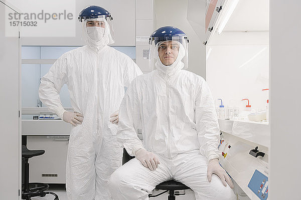 Porträt von zwei selbstbewussten Wissenschaftlern im Labor