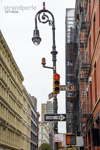 USA  New York  New York City  Bremslicht und Straßenlampe