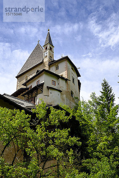 Italien  Trentino  Sanzeno  Niederwinkelansicht der Wallfahrtskirche von San Romedio
