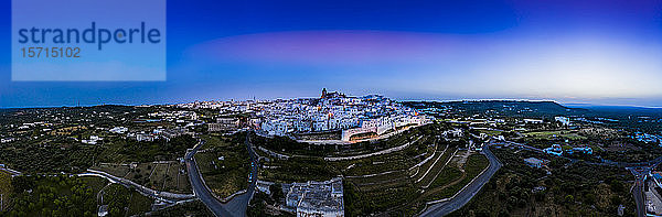 Italien  Provinz Brindisi  Ostuni  Luftpanorama der hügeligen Altstadt in der Abenddämmerung