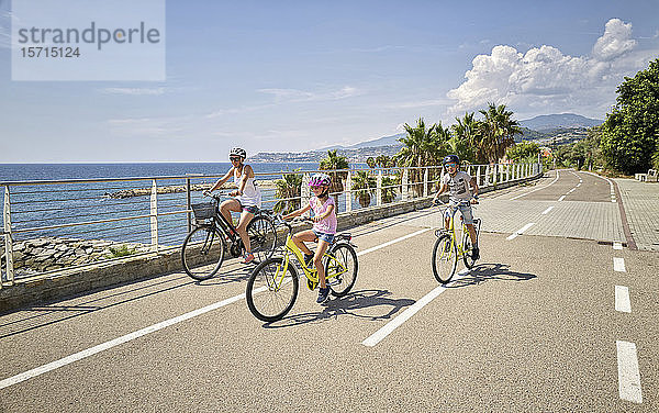 Mutter mit Kindern während einer Fahrradtour zwischen San Lorenzo und San Remo  Italien