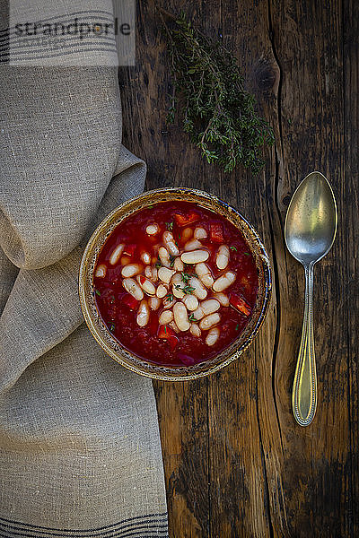 Schale mit toskanischer Tomatensuppe mit Cannellini-Bohnen und Thymian