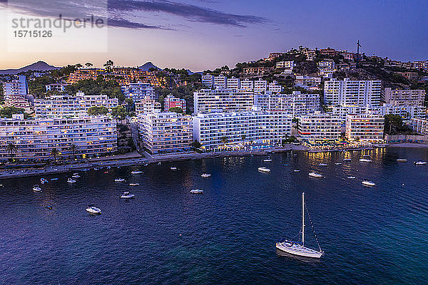 Spanien  Mallorca  Santa Ponsa  Luftaufnahme der Küstenstadt in der Abenddämmerung