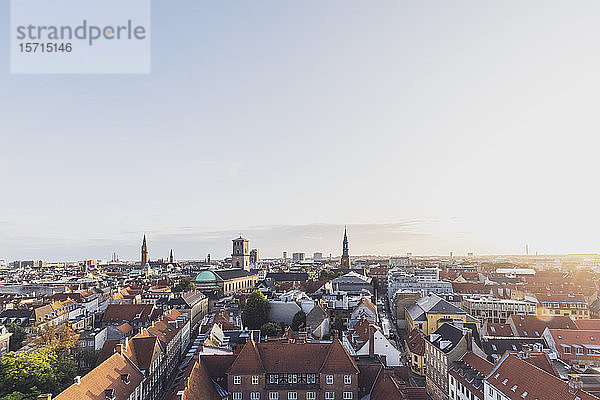 Dänemark  Kopenhagen  Klarer Himmel über der Skyline der Altstadt in der Abenddämmerung