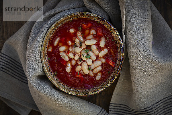 Schale mit toskanischer Tomatensuppe mit Cannellini-Bohnen und Thymian