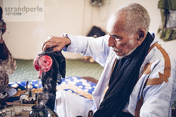 Leitender Mann im Smara-Flüchtlingslager bei der Teezubereitung  Tindouf  Algerien