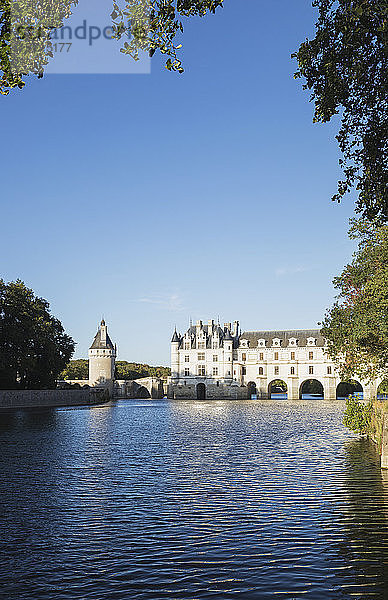 Frankreich  Centre-Val de Loire  Chenonceaux  klarer Himmel über dem Chateau de Chenonceau und dem Fluss Cher