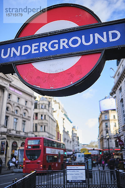 UK  England  London  London U-Bahn-Schild über dem U-Bahn-Eingang