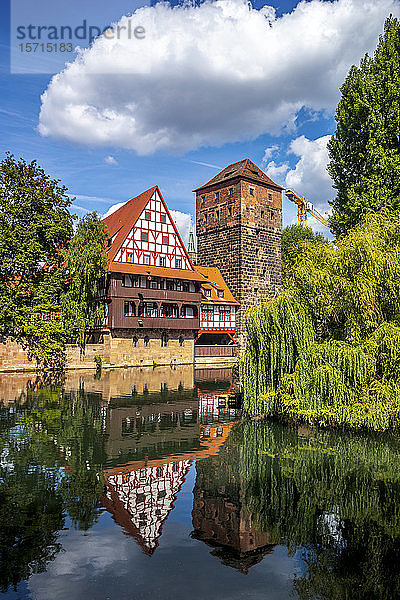 Deutschland  Nürnberg  Weinstadel und Wasserturm am Fluss