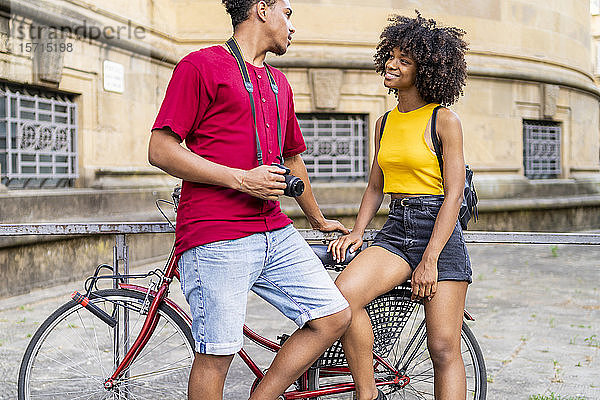 Glückliches junges Paar mit Fahrrad in der Stadt  Florenz  Italien