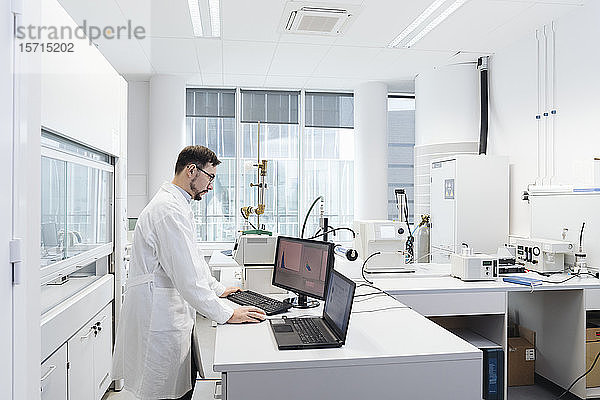 Wissenschaftlerin mit Computer im Labor des Technologiezentrums
