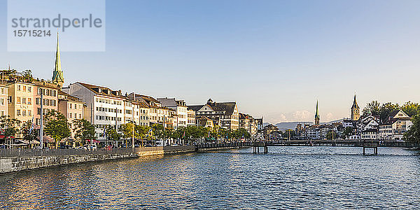 Schweiz  Kanton Zürich  Zürich  Panorama des Flusses Limmat und der Muhlesteg-Brücke