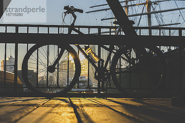 Deutschland  Hamburg  Fahrrad auf Landungsbrücken im Morgenlicht
