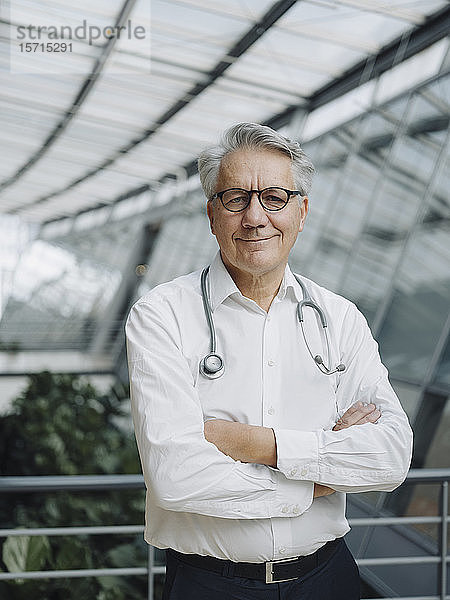 Porträt eines selbstbewussten Chefarztes