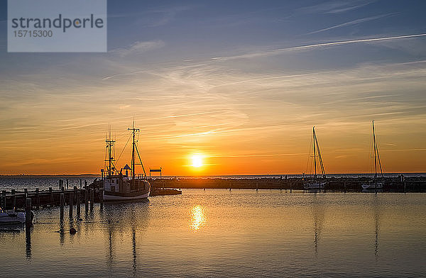 Deutschland  Mecklenburg-Vorpommern  Insel Poel  Timmendorf  Segelboote und Anlegestelle bei Sonnenuntergang