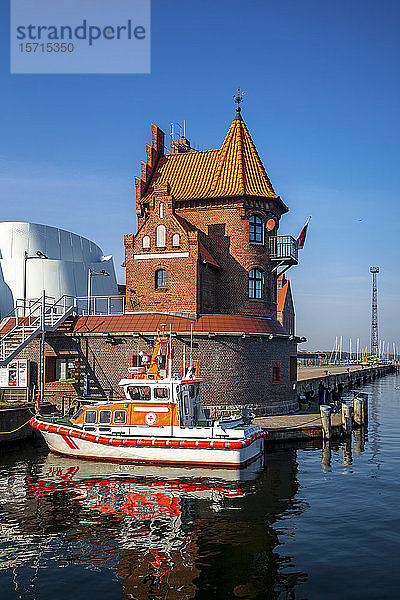 Deutschland  Mecklenburg-Vorpommern  Stralsund  Altes Gebäude und Boot im Hafen