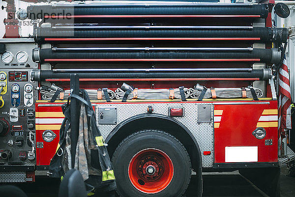 USA  New York  Feuerwehrschläuche am Löschfahrzeug gesichert