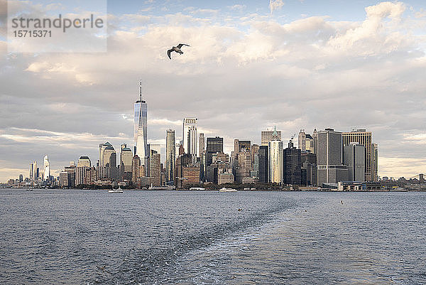 USA  New York  New York City  Skyline von Manhattan über den Hudson River gesehen
