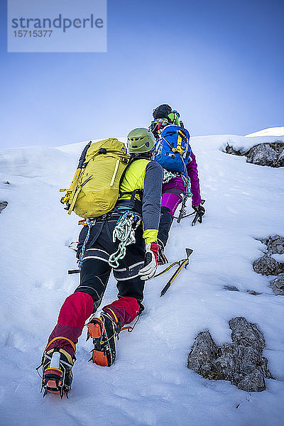 Alpinisten besteigen einen schneebedeckten Berg  Orobie Alps  Lecco  Italien