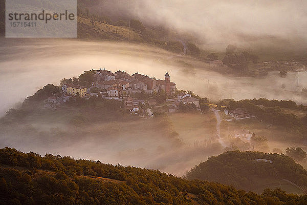 Italien  Luftaufnahme eines im dichten Morgennebel liegenden Dorfes im Apennin