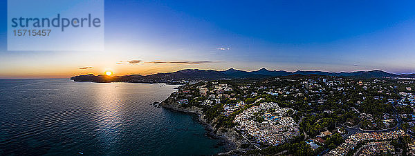 Spanien  Mallorca  Santa Ponsa  Luftpanorama der Küstenstadt bei Sonnenuntergang