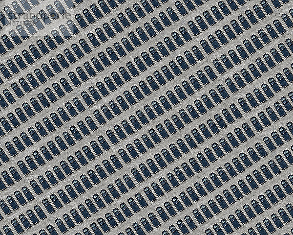 Luftaufnahme eines mit schwarzen Autos gefüllten Parkplatzes