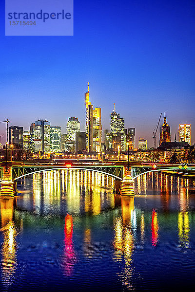 Deutschland  Hessen  Frankfurt  Stadtsilhouette über dem Main in der Dämmerung