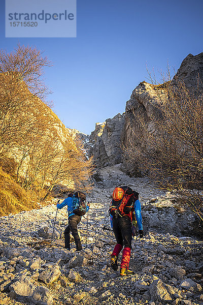 Zwei Wanderer beginnen den Aufstieg zum Berg  Orobie Alps  Lecco  Italien