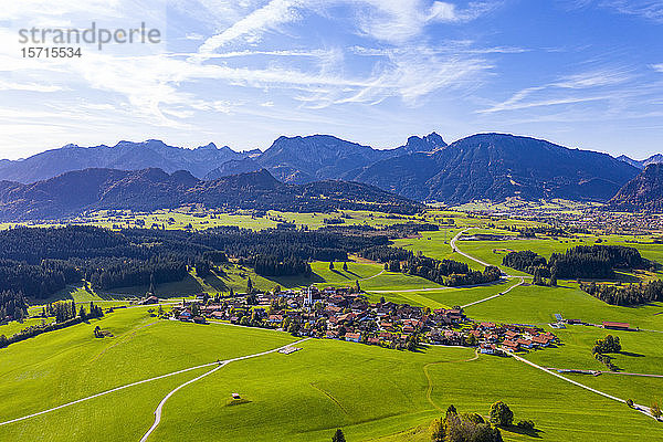 Deutschland  Bayern  Zell bei Eisenberg  Luftaufnahme eines Dorfes in den Allgäuer Alpen